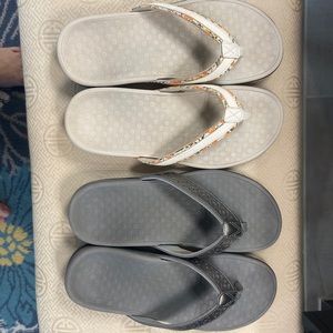 2 for 1 Vionic Flip Flops - Sz 8